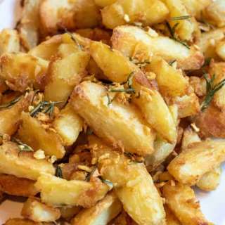 Crispy Garlic Rosemary Potato Wedges