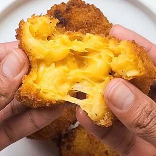 Crispy Fried Mac and Cheese Bites