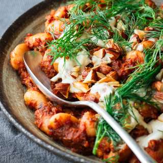 White beans in roasted red pepper sauce