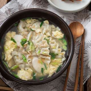 Quick Korean Dumpling Soup (Mandu Guk)