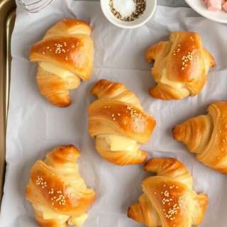 BAKED HAM AND CHEESE CROISSANTS