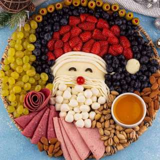 Santa Charcuterie Board: Easy & Cute Christmas Snack Board