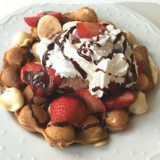 Easy Bubble Egg Waffle Sundae Dessert Recipe