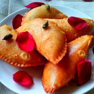 Mawa Gujiya (Gujiya Recipe) | Coconut Mawa Gujiya