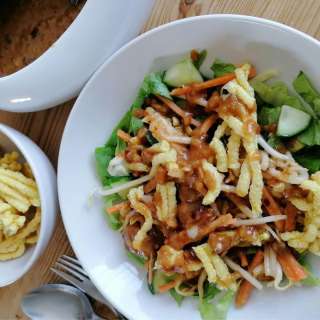 Asinan Jakarta - Crispy salad with peanuts and tamarind sauce