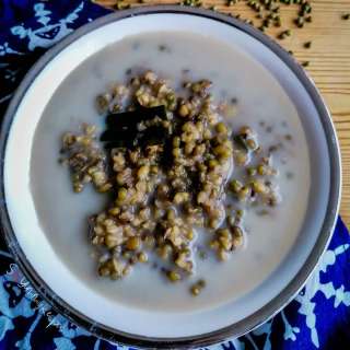 Mung bean dessert with coconut milk