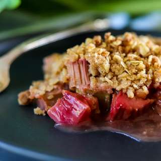 Easy Vegan Rhubarb Crumble