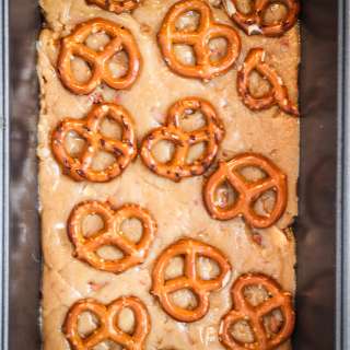 No-Bake Peanut Butter Fudge With Pretzels