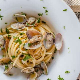 Spaghetti With Clams - Easy & Fast Italian Recipe