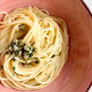 Garlic spaghetti (spaghetti aglio e olio)