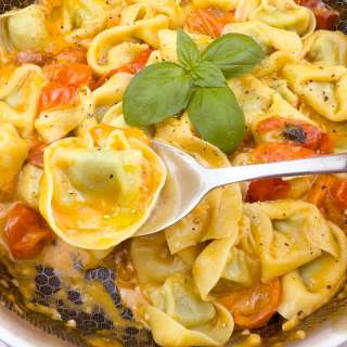 Tortellini with tomato sauce