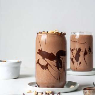 
Healthy Snickers Smoothie (Vegan)