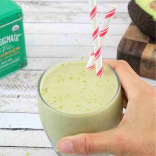  Creamy Banana Matcha Smoothie (dairy-free)