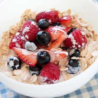 5 Minute Cold Oatmeal with Berries