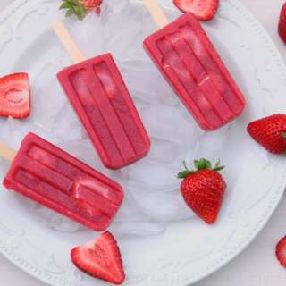 Homemade strawberry popsicles