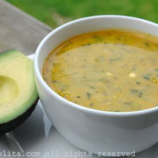 Arvejas con guineo: split pea and green banana soup