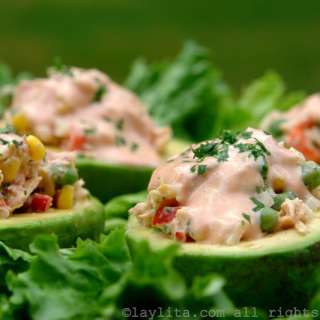 Avocado stuffed with tuna salad {Aguacate relleno con atun}