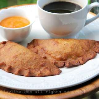 Green plantain empanadas with cheese filling {Empanadas de verde}