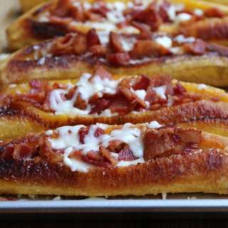 Bacon and cheese stuffed ripe plantains {Canoas de plátano con tocino y queso}