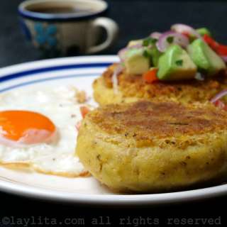 Green plantain patties stuffed with cheese {Tortillas de verde}