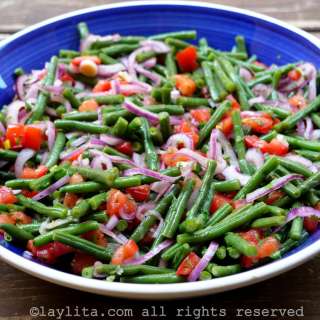 Green bean tomato salad with cilantro lime mustard dressing {Ensalada de vainitas con tomate y cebolla}