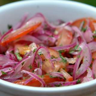 Onion and tomato curtido salsa/salad {Curtido de cebolla y tomate}