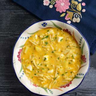 Sopa de fideo con papa y queso (Ecuadorian noodle soup with potatoes and cheese)