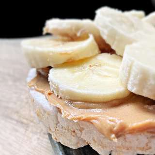 Rice Cakes with Peanut Butter and Banana