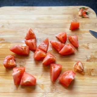 How to Cut a Tomato for Salad Recipe (The Right Way)