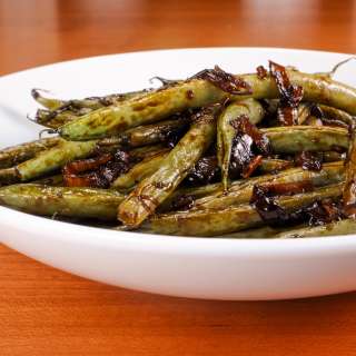 Balsamic Green Beans with Red Onions and Shallots