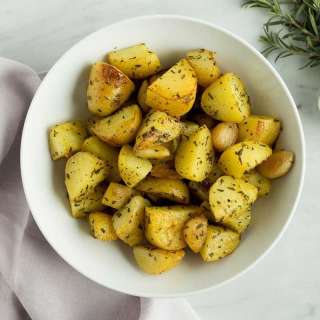 Crispy Roasted Garlic and Rosemary Potatoes