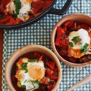 Eggs with tomatoes, red peppers & bacon