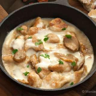 Mushroom and Mozzarella Skillet Chicken