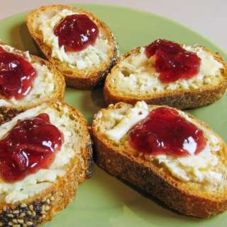 Brie and Apple Cranberry Chutney Crostini