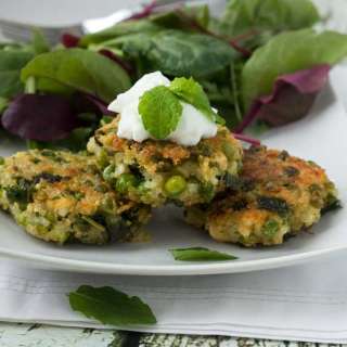 Pea, mint & feta quinoa fritters