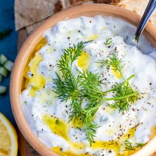 10 Minute Greek Tsatziki Sauce (Super Easy!)