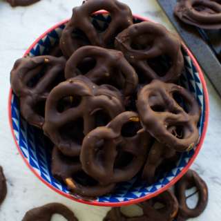 Easy Chocolate Covered Pretzels