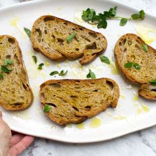 2-minute toasted bread with olive oil and salt (the easiest side dish)