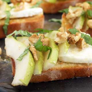 Pear, feta & walnut crostini