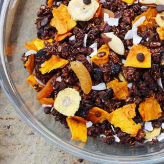 Dark Chocolate Granola Recipe (Easy and Crunchy!)