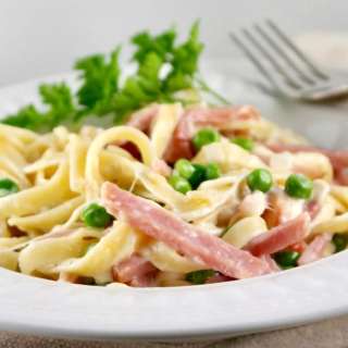 Rich and Creamy Fettuccine Alfredo with Ham and Peas