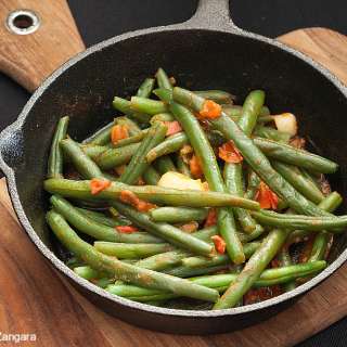 Garlic and Tomato Green Beans