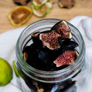 Drying Figs (Easy Dehydrator Recipe)