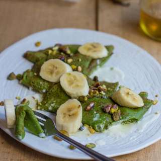 Green Pancakes with bananas and honey lemon syrup