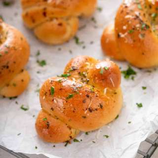The Best Garlic Knots