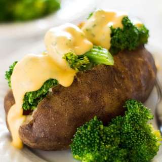 Slow Cooker Baked Potatoes With Broccoli and Cheese Sauce