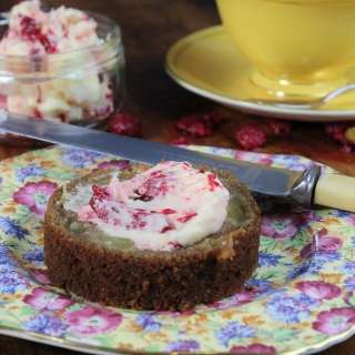 Berry Tea cake with golden raisins