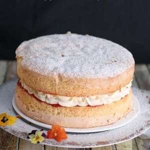 Sponge cake with mascarpone cream and strawberry jam