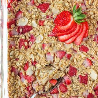 Strawberry Baked Oatmeal (Easy!)