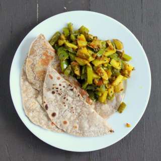 Saunf Aur Kalonji Waale Aloo Shimla Mirch (Potatoes And Bell Peppers Flavored With Fennel And Nigella)